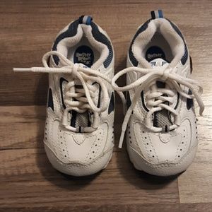 #528Buster Brown & Co. Airborne Sneakers. Size:5